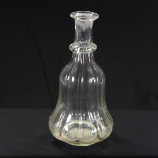 Glasflasche, 18. Jh., leicht gelbstichiges Glas, glockenförmiger Körper spiralförmig gedreht mit Abriß, schräger Hals mit angesetzten Glasknoten. H: 17 cm, www.beyreuther.de