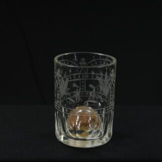 Glas, Anf. 19. Jh., Biedermeier, zur Erinnerung, zylinderförmig, dickwandiges Glas mit vier bogenförmigen Kartuschen, verziert mit geschliffenen Blumen, Blättern und Sternen in Mattschliff, eine Kartusche mit den Initialen JR, in Boden gestochene, mit aus rotem Stoff bestehende Rosenblüte, gefüllte Blase, selten. H: 8,5 cm, www.beyreuther.de