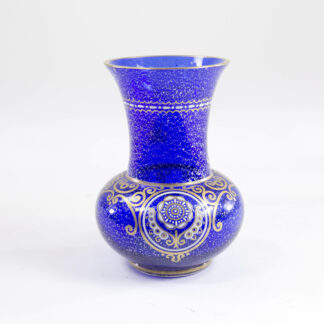 Kleine Vase, 20. Jh., blaues Glas mit eingeschmolzenen Metallplättchen, verziert mit Ornamenten und Blumen in weiß und gold, unbeschädigt. H: 16 cm