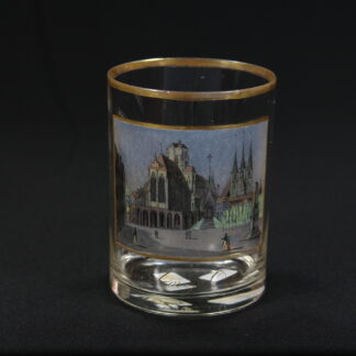 Glas, vermutlich S. Mohn Schule, um 1810, zylindrische Form, Darstellung des Doms zu Erfurt mit Figurenstaffage, ausgesprochen feine, detailgetreue Glasmalerei, beschriftet: "Der Dom zu Erfurt". H : 11 cm, www.beyreuther.de