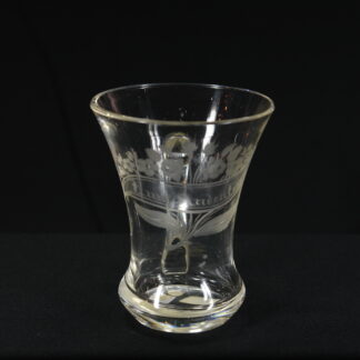 Becherglas, 2. Hälfte 19. Jh., farbloses Glas, mit Henkel, verziert in feinem Schliff mit Blumenstrauß und Inschrift: "Zum Andenken", unbeschädigt. H: 10 cm