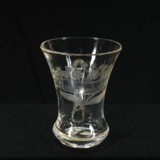 Becherglas, 2. Hälfte 19. Jh., farbloses Glas, mit Henkel, verziert in feinem Schliff mit Blumenstrauß und Inschrift: "Zum Andenken", unbeschädigt. H: 10 cm
