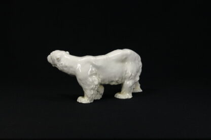 Porzellanfigur, um 1900, gemarkt Meißen, im Fuß eingeritzt: T 182, Entwurf Otto Jarl (1856 - 1915), Eisbär, kleine Glasurfehler, unbeschädigt. H: 11 cm, L: 22 cm.