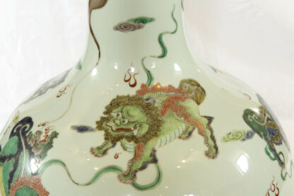 Große Vase, China, 19./20. Jh., gemarkt Yongzheng, umlaufend polychrom bemalt mit Fo-Hunden, sehr feine und hochwertige Malerei, unbeschädigt. H: 61 cm.