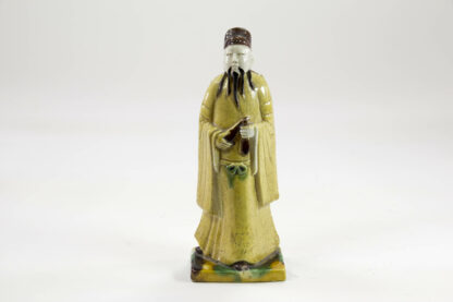 Figur, China, 16./17. Jh., Susancai, in gelb, grün und aubergine, Gebrauchsspuren. H: 13 cm, www.beyreuther.de