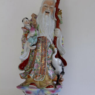 Monumentale Porzellanfigur, China, Mitte 20. Jh., SHOULAO, Gott der Langlebigkeit, einige Verzierungen bestoßen und abgebrochen, sonst aber guter Zustand. H: 93 cm, www.beyreuther.de