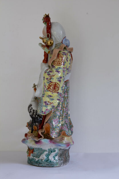 Monumentale Porzellanfigur, China, Mitte 20. Jh., SHOULAO, Gott der Langlebigkeit, einige Verzierungen bestoßen und abgebrochen, sonst aber guter Zustand. H: 93 cm.