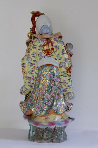 Monumentale Porzellanfigur, China, Mitte 20. Jh., SHOULAO, Gott der Langlebigkeit, einige Verzierungen bestoßen und abgebrochen, sonst aber guter Zustand. H: 93 cm.