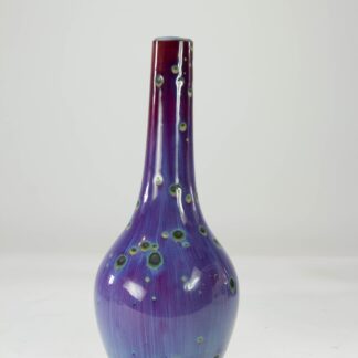 Vase, Japan, 20. Jh., signiert, Glasur mit feinem rot-violett bis lila Verlauf und grünen Augen, stark an Pfauenfedern erinnernd, Lippenrand beschliffen, unbeschädigt. H: 22 cm.