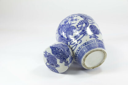 Deckelgefäß, China, 20. Jh., verziert mit blauen Umdruckdekor, Brandfehler, unbeschädigt. H: 24,5 cm.