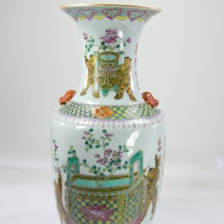 Vase, China, 20. Jh., ungemarkt, polychrom bemalt mit Vasen, Räuchergefäßen, Figuren, Vögeln, Crysanthemen und Schriftzeichen, Gebrauchsspuren, unbeschädigt. H: 44 cm.