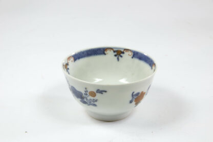 Teeschale China. 18./19. Jh.. ungemarkt. im Imari-Stil. bemalt mit blau- und eisenroten Blumen. goldverziert und Muster am Rand.