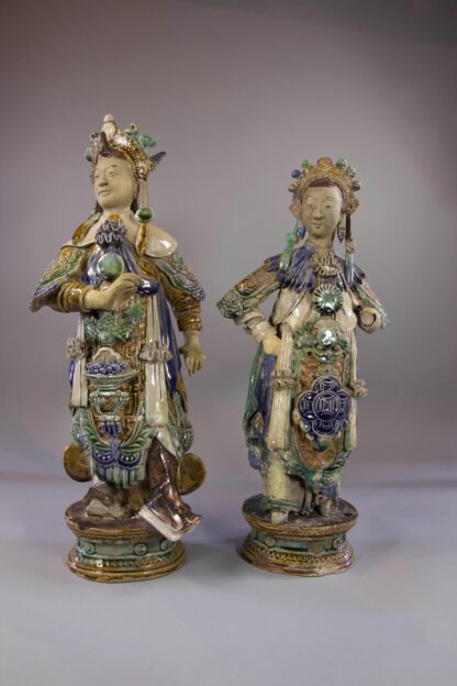 2 Figuren, China, 18. Jh./19. Jh., oder älter, Shiwan Keramik, polychrom gefasst, Herrscherpaar, mehrere Beschädigungen. H: 49 cm, www.beyreuther.de