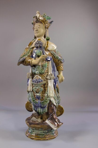2 Figuren, China, 18. Jh./19. Jh., oder älter, Shiwan Keramik, polychrom gefasst, Herrscherpaar, mehrere Beschädigungen. H: 49 cm.