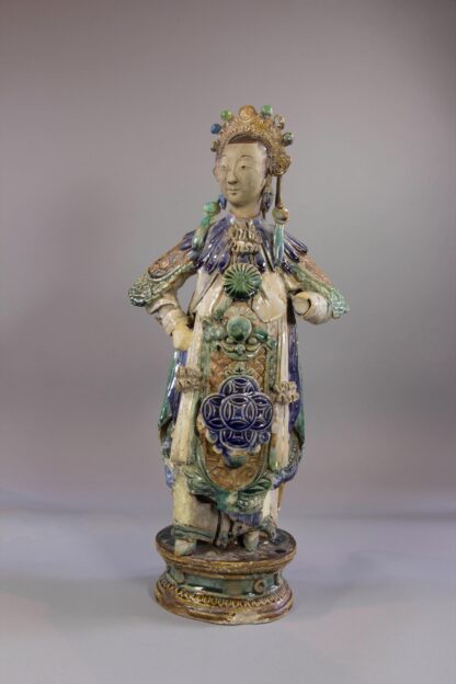 2 Figuren, China, 18. Jh./19. Jh., oder älter, Shiwan Keramik, polychrom gefasst, Herrscherpaar, mehrere Beschädigungen. H: 49 cm.