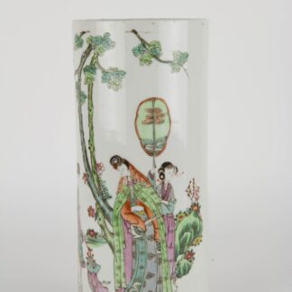 Zylindervase, China, Ende 19. Jh., rote Stempelmarke, bemalt mit 3 Damen in Landschaft, Gebrauchsspuren, unbeschädigt. H: 28 cm, Vase, China, 19th century, cylindric shape, painted with 3 ladies in landscape, red mark on the bottom, undamaged, www.beyreuther.de