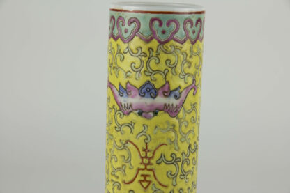 2 Stangenvasen, China, 1. Hälfte 20. Jh., gelbgrundig, umlaufend bemalt mit Ornamenten und Blumen, Zierkante in rot und grün als Abschluss, eine Vase mit Haarriss und Chip, sonst unbeschädigt. H: 22 cm.