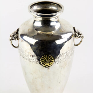 Vase, Japan, um 1930, Silber, gemarkt D. KOBAYASHI, Geschenkvase des Kaisers Hirohito Showa,Tenno von Japan auf der Schauseite mit dem goldenen Wappen des Tennos verziert, flankiert von zwei gravierten Phönixen, beidseitig Henkel in Form von Fabelwesen, Gebrauchsspuren, rückseitig mit Dellen, H: 25 cm, www.beyreuther.de