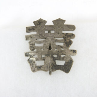 Anstecker, China, 19./20. Jh., Silber graviert, in Form des Zeichens für doppeltes Glück, guter Zustand. H: 5,1 cm, B: 4,4 cm, www.beyreuther.de