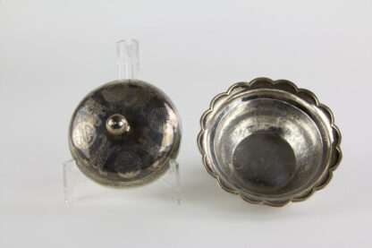 Deckeldose, China, 19./20. Jh., 800er Silber, umlaufend mit Glückssymbolen graviert, Deckelknauf etwas verbogen, sonst guter Zustand. H: 8 cm, 167 g