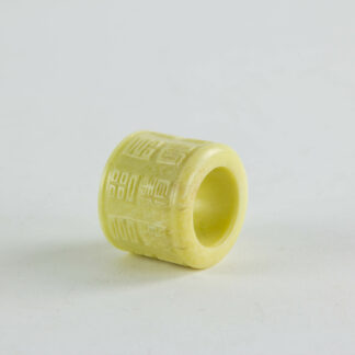 Daumenring, China, 20. Jh., Jade, für Bogenschützen, Gebrauchsspuren. D: 3,4 cm, H: 3,7 cm, www.beyreuther.de