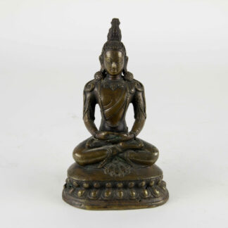 Buddha Amitayus, 18./19. Jh., Sino Tibetisch, Bronze, die Hände in Dhyana Mudra (die rechte liegt auf der linken Handfläche, die berühren sich, die Hände verweilen im Schoß, Dhyana Mudra verkörpert den Zustand der Erleuchtung), auf doppelten Lotusthron, fein ausgearbeitet, mehrere Gußfehler, fein gewachsene Patina, Bodenplatte fehlt. H: 17 cm. A bronze figure of Buddha Amitayus, Tibet, 18th719th century, seated on a lotus base, hands in Dhyana Mudra, fine worked and grown patina.