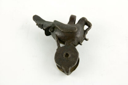Umlenkrolle, Indien, 18./19. Jh., Bronze, in Form eines Vogels, Innenrad fehlt. H: 9,5 cm, www.beyreuther.de