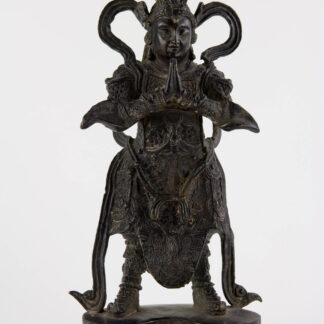 Figur, Asien, 20. Jh., Lokapala (Weltenhüter, auch königliche Wächter sind in der Mythologie des Hinduismus und des Buddhismus die Wächter der vier bzw. acht Himmelsrichtungen. Jedem von ihnen hat Elefanten als Helfer zur Seite. Sie wurden traditionell paarweise am Eingang eines Grabes dargestellt, um das Grab zu beschützen.), Bronze, im Stil der Mingzeit, patiniert. H: 27 cm, www.beyreuther.de