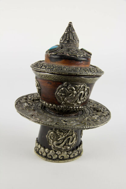 Teeschale mit Deckel und Ständer, Tibet, 20. Jh., gedrechselte Holzkörper, reichlich mit Weißmetall und Türkisen verziert, Gebrauchsspuren. H: 16 cm, Teapot with cover, Tibet, 20th century, wood, decorated with metal and Turkey stone, www.beyreuther.de