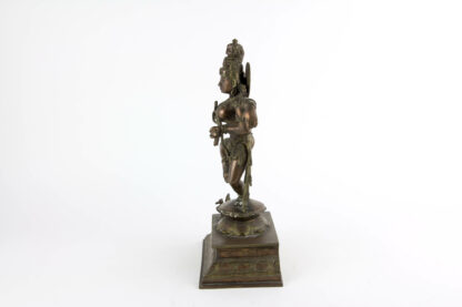 Figur, Indien, 20. Jh., Kupfer-Bronze, Tanzender Shiva auf quadratischen Sockel, graviert, schöne Ausformung, Gebrauchsspuren. H: 30 cm, www.beyreuther.de
