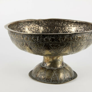 Konvolut Silberteile, Malaysia, Region Riau-Lingga (ein Malaysisches Sultanat von 1824-1911), um 1900 oder älter, Silber, handgetrieben, 1. kugelförmige Deckelschale auf Stand, verziert mit Ornamenten, H: 20 cm, 2. ausladende Schale auf Stand, mit floralen Ornamenten verziert, H: 13,5 cm, D: 24 cm, 3. Tablett, gewellter Rand, Mittelmedaillon, verziert, drei Beschädigungen, D: 50 cm, alle Teile guter gebrauchter Zustand. Tablet, bowl and bowl with cover, Malaysia, region Riau-Lingga, (known as the Lingga-Riau Sultanate, was a Malay sultanate that existed from 1824 to 1911, before being dissolved following Dutch intervention), about 1900 or older, silver, decorated with ornaments, good condition, www.beyreuther.de