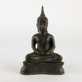 Figur, Thailand, 19. Jh., oder älter, Buddha im Lotossitz mit verschränkten Händen, gewachsene Patina mit Fehlstellen am Ohr und an den Händen, Gebrauchsspuren. H: 21 cm.