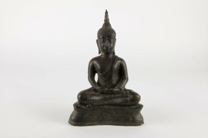 Figur, Thailand, 19. Jh., oder älter, Buddha im Lotossitz mit verschränkten Händen, gewachsene Patina mit Fehlstellen am Ohr und an den Händen, Gebrauchsspuren. H: 21 cm.