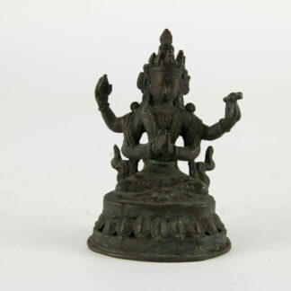Figur, Tibet/Nepal, 19. Jh., Shadakshari Lokeshvara (Shadakshari Lokeshvara ist eine vierarmige Variante der Bodhisattva Avalokiteshvara, die ihre innern Hände in anjalimudra vor der Brust hält), auf durchbrochen gearbeiteten Lotussockel, durchweg grünlich gewachsene Patina, Sockel offen. H: 10 cm, Figure, Tibet, Nepal, 19th century, Shadakshari Lokeshvara is a four-armed variant of the Bodhisattva Avalokiteshvara, who holds his inner hands to his chest in anjalimudra, the gesture of adoration, on a base, with patina, www.beyreuther.de