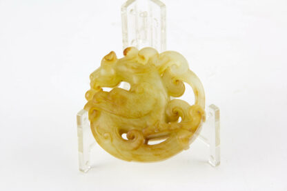 Talisman, China, 19. Jh., gelbe Jade, geschnitzt, in Form eines Fabelwesens. D: 5,5 cm, www.beyreuther.de
