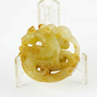 Talisman, China, 19. Jh., gelbe Jade, geschnitzt, in Form eines Fabelwesens. D: 5,5 cm, www.beyreuther.de