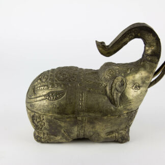 Dose, Asien, 20. Jh., Metall, in Form eines Elefanten, originell und dekorativ, Gebrauchsspuren. H: 17 cm, L: 20 cm, www.beyreuther.de