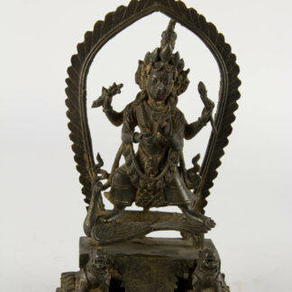 Altar, wohl Nepal/Nordindien, Skanda (hinduistischer Gott) auf Pfau stehend, feine Patina mit Resten von roter Kultbemalung, Sockel mit gravierten Schriftzeichen. H: 19 cm, www.beyreuther.de