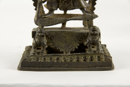Altar, wohl Nepal/Nordindien, Skanda (hinduistischer Gott) auf Pfau stehend, feine Patina mit Resten von roter Kultbemalung, Sockel mit gravierten Schriftzeichen. H: 19 cm, www.beyreuther.de