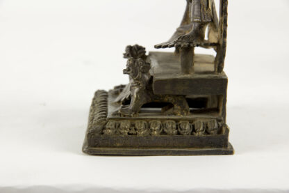Altar, wohl Nepal/Nordindien, Skanda (hinduistischer Gott) auf Pfau stehend, feine Patina mit Resten von roter Kultbemalung, Sockel mit gravierten Schriftzeichen. H: 19 cm, www.beyreuther.de