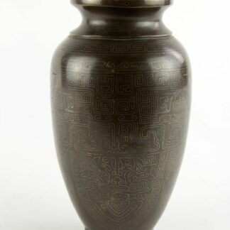 Vase, China, 18./19. Jh., Bronze, Shisou, mit Silber- und Goldeinlagen im archaischem Stil, leichte Gebrauchsspuren. H: 17 cm, www.beyreuther.de