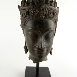 Buddha-Kopf, Thailand, Ayutthaya Periode (1350-1767), 17./18. Jh., Kopf mit königlischer Krone, Spitze fehlt, Reste von roter Kultfarbe, Ausgrabungsstück mit schön gewachsener Patina. H: gesamt 32 cm, Kopfhöhe: 22 cm, www.beyreuther.de