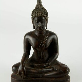 Figur, Thailand, 19. Jh., Kupferbronze mit Resten einer roten Kultbemalung, Buddha im Lotussitz auf Sockel. H: 20 cm, www.beyreuther.de