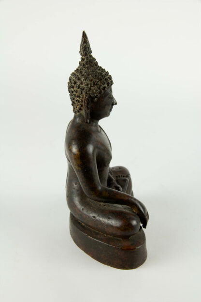Figur, Thailand, 19. Jh., Kupferbronze mit Resten einer roten Kultbemalung, Buddha im Lotussitz auf Sockel. H: 20 cm, www.beyreuther.de