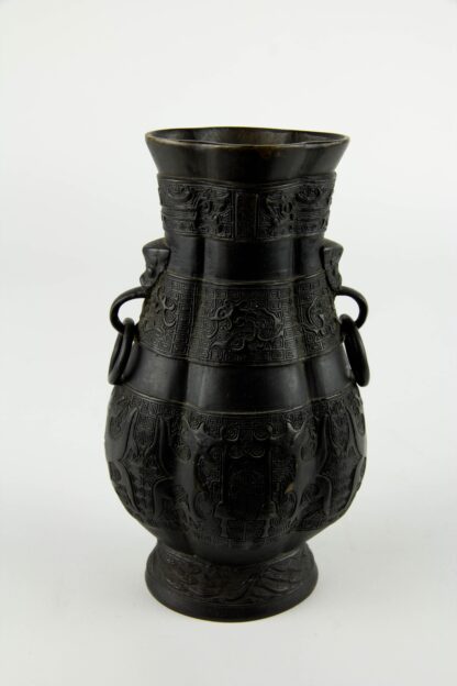 Kleine Vase, China, Qing Dynastie, Bronze, im archaischen Stil, Boden separat eingelötet, mit Rautenmuster verziert, feine Patina. H: 18,5 cm, www.beyreuther.de