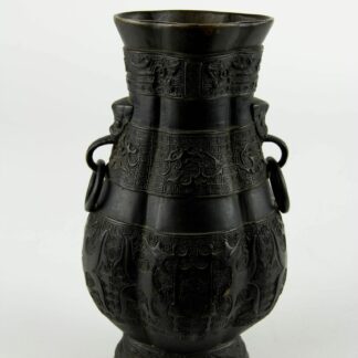 Kleine Vase, China, Qing Dynastie, Bronze, im archaischen Stil, Boden separat eingelötet, mit Rautenmuster verziert, feine Patina. H: 18,5 cm, www.beyreuther.de