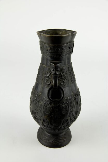 Kleine Vase, China, Qing Dynastie, Bronze, im archaischen Stil, Boden separat eingelötet, mit Rautenmuster verziert, feine Patina. H: 18,5 cm, www.beyreuther.de