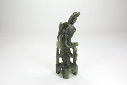 Figur, China, 20. Jh., Jade, Frau, Gebrauchsspuren, unbeschädigt. H: 21 cm, www.beyreuther.de