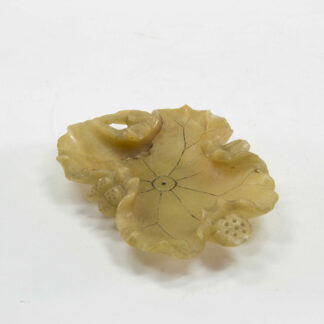 Pinselschale, China, 19. Jh., gelbe Jade?, in Form eines Lotusblattes, alte Klebestelle, sonst guter Zustand. L: 11 cm, B: 8 cm, www.beyreuther.de