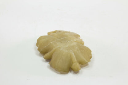 Pinselschale, China, 19. Jh., gelbe Jade?, in Form eines Lotusblattes, alte Klebestelle, sonst guter Zustand. L: 11 cm, B: 8 cm, www.beyreuther.de